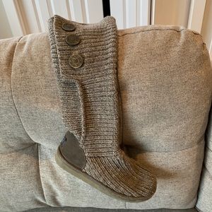 Used Ladies UGG Grey Wool Boots in Good Condition and freshly cleaned. Size 6